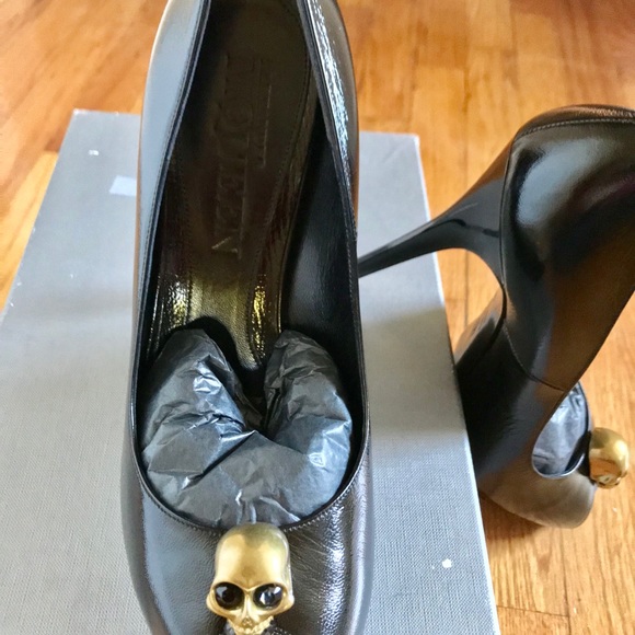 Alexander McQueen Skull Peeptoe Pump - Picture 2 of 5
